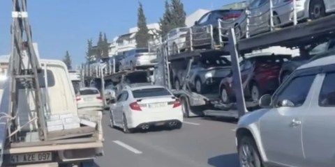 Derince D-100’de Tır Kuyrukları Trafiği Kilitledi!