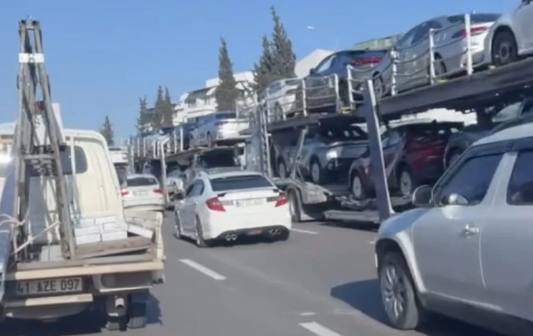 Derince D-100’de Tır Kuyrukları Trafiği Kilitledi!