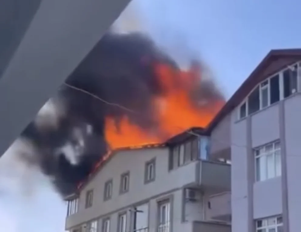 Darıca’da çatı yangını: Büyük panik!