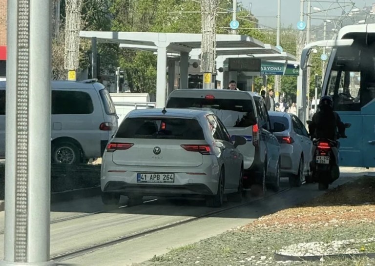 Tramvay yolunu işgal eden sürücüler trafiği felç ediyor!