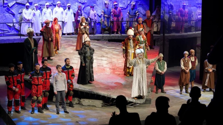 Şehir Tiyatroları’nın “Sinan” oyunu Başakşehir’de beğeni topladı
