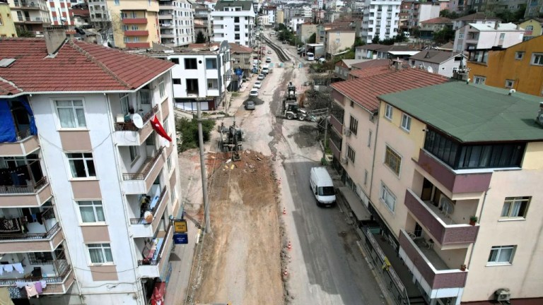 Çayırova Uğur Mumcu Caddesi Baştan Sona Yenileniyor