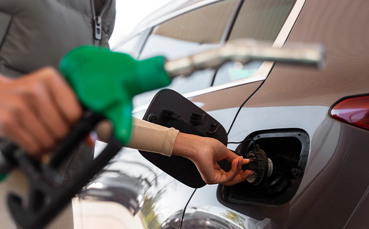 Motorinde tarihi indirim: Litre fiyatı 12 TL birden düştü!