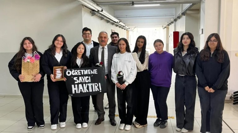 Şiddete karşı öğretmenlere öğrencilerden çiçekli destek