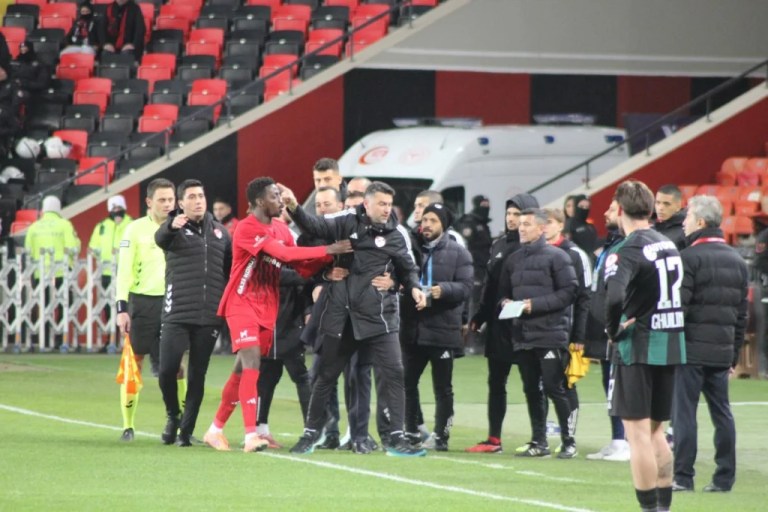 Burak Yılmaz’dan olay istifa: Kocaeli maçında doğramaya başladılar!