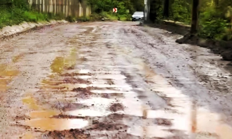 Gölcük’te bozuk yol isyanı: Mahalleli mağdur