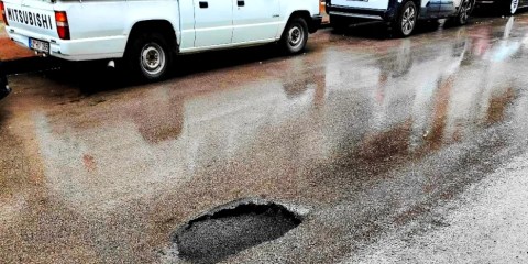 Yol çöktü, İzmit’te tehlike saçıyor!