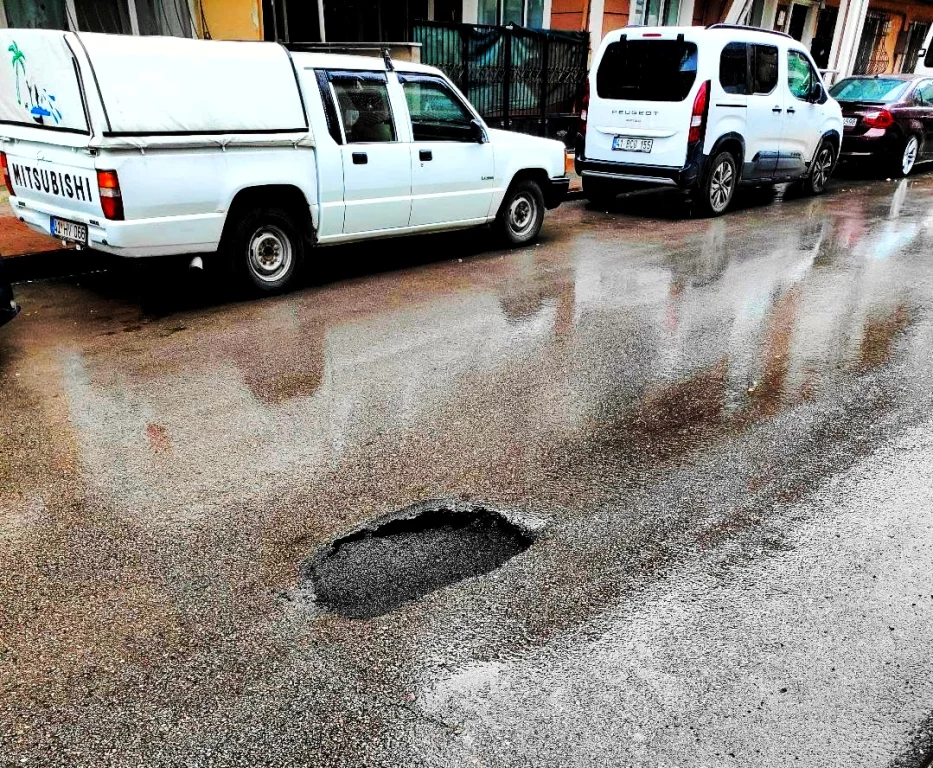 Yol çöktü, İzmit’te tehlike saçıyor!