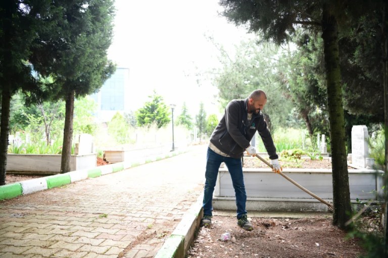 Çayırova’da mezarlıklar bayrama hazırlandı
