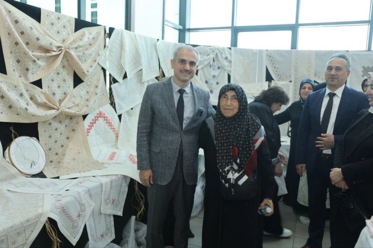 Çayırova’da El Sanatları Sergisi Açıldı