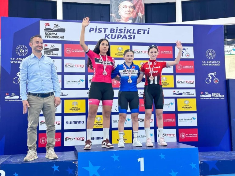 Kağıtspor’dan madalya yağmuru