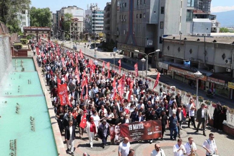 CHP İzmit’ten coşkulu 19 Mayıs yürüyüşü