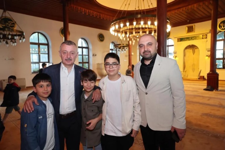 Başkan Büyükakın bayram namazını Orhan Camii’nde kıldı