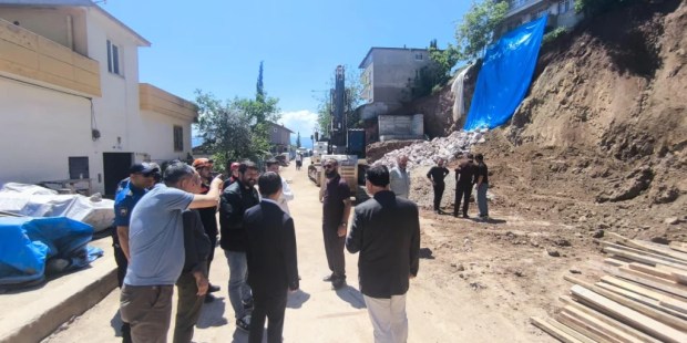 Vali Aktaş, toprak kayması alanında!