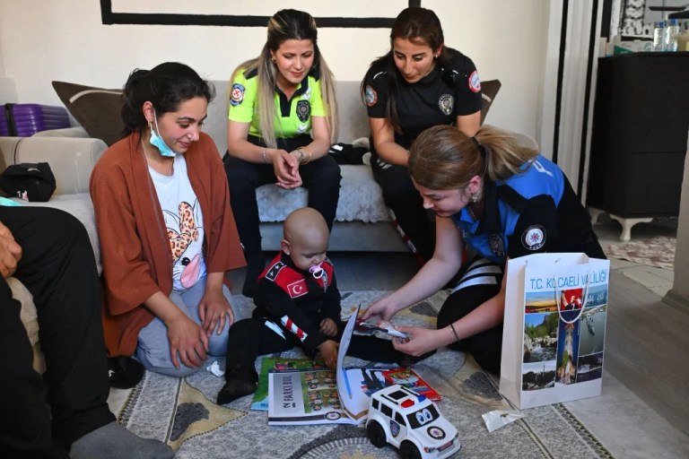 Minik Medine’ye polis amcalardan bayram sürprizi!