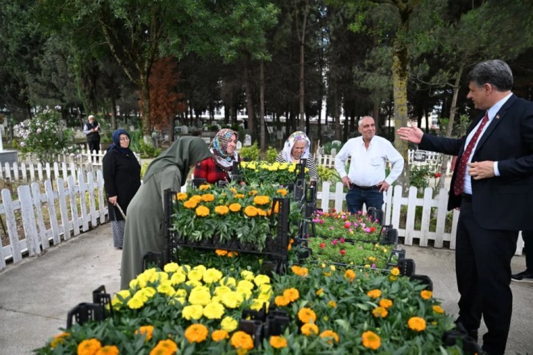 Kartepe Belediyesi’nden mezarlıklara bayram dokunuşu