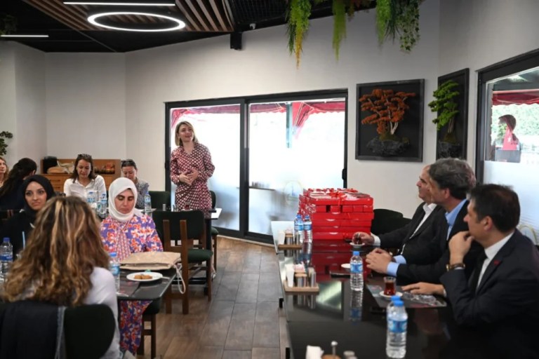 Kartepe’de kadın eğitimcilere Anneler Günü jesti