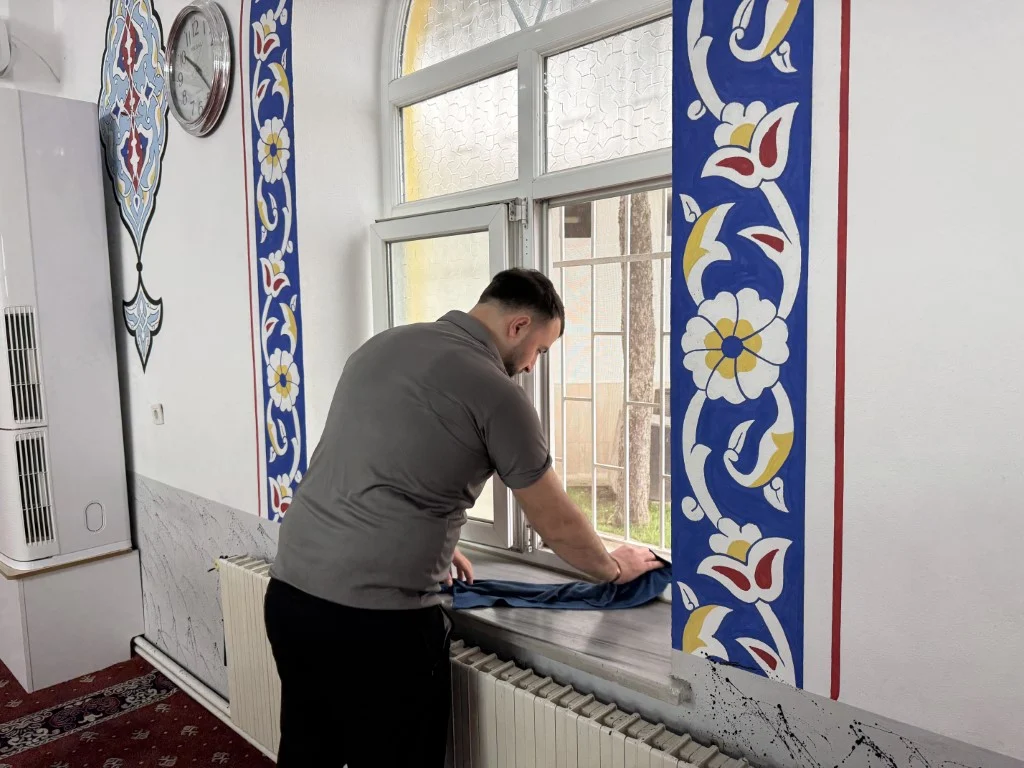 Kartepe’de camiler bayrama hazırlandı