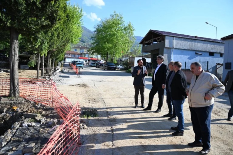 Kartepe’de yeni mahalle meydanları yükseliyor