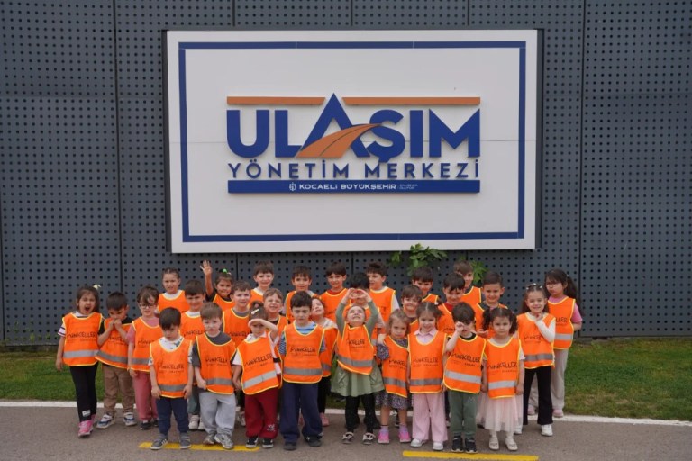Minikler trafik güvenliğini yerinde öğrendi