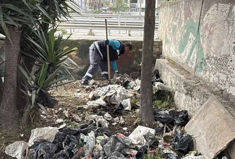Derince’de temizlenen yerler yine çöplük oldu!