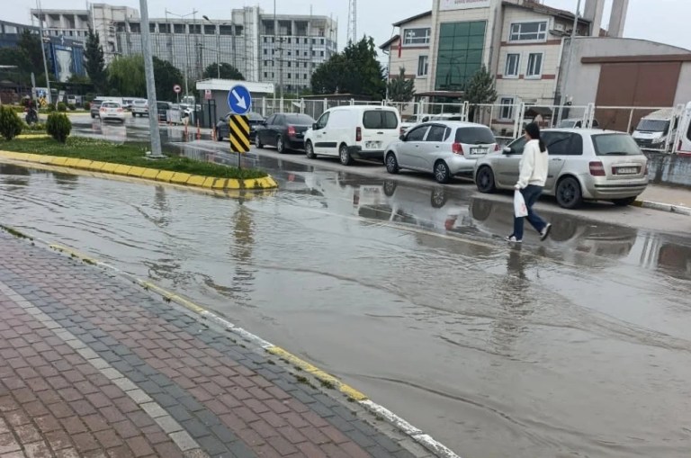 AVM önünde lağım suları caddeyi kapladı!