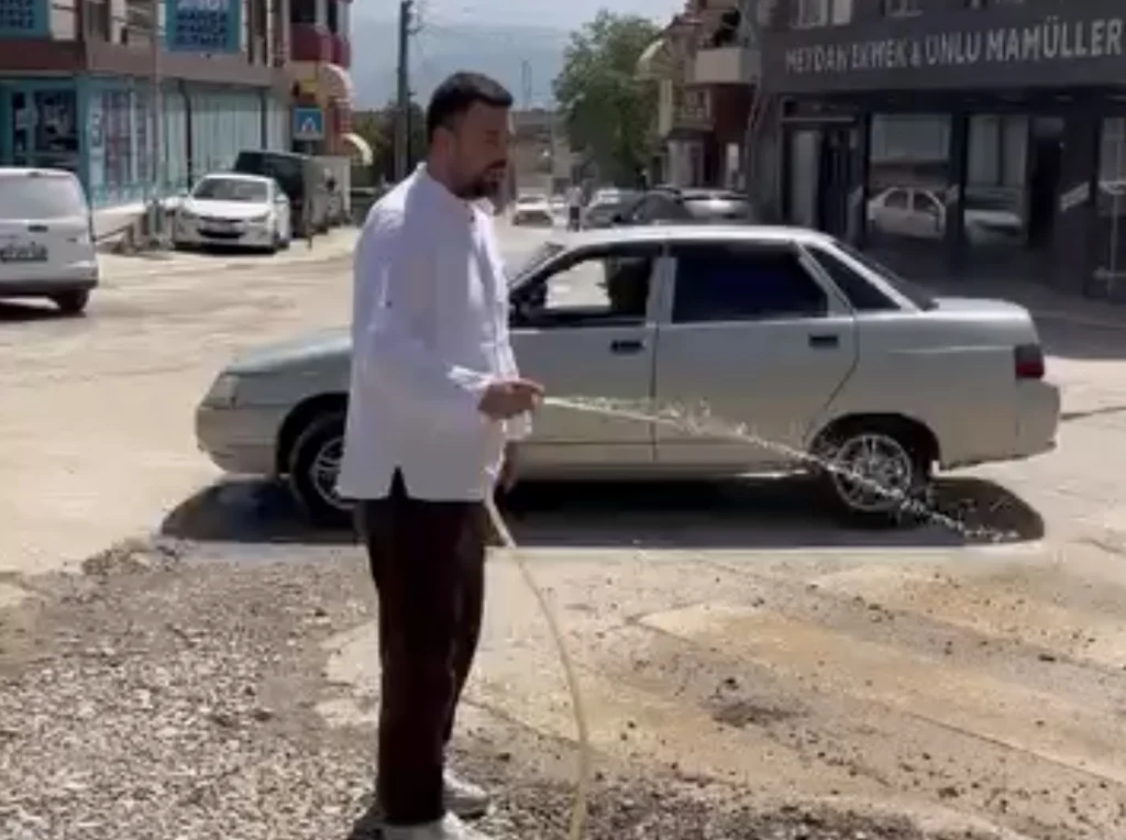 Çınarlı’da toza karşı hortumlu çözüm!