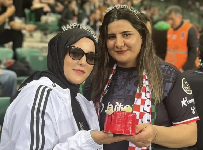 Kocaelispor tribününde dostluk doğum günü