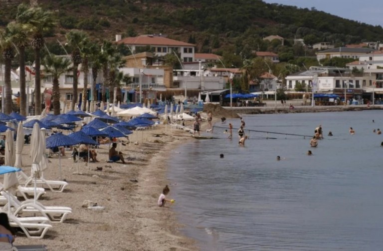 Çeşme plajlarında fiyatlar el yakıyor