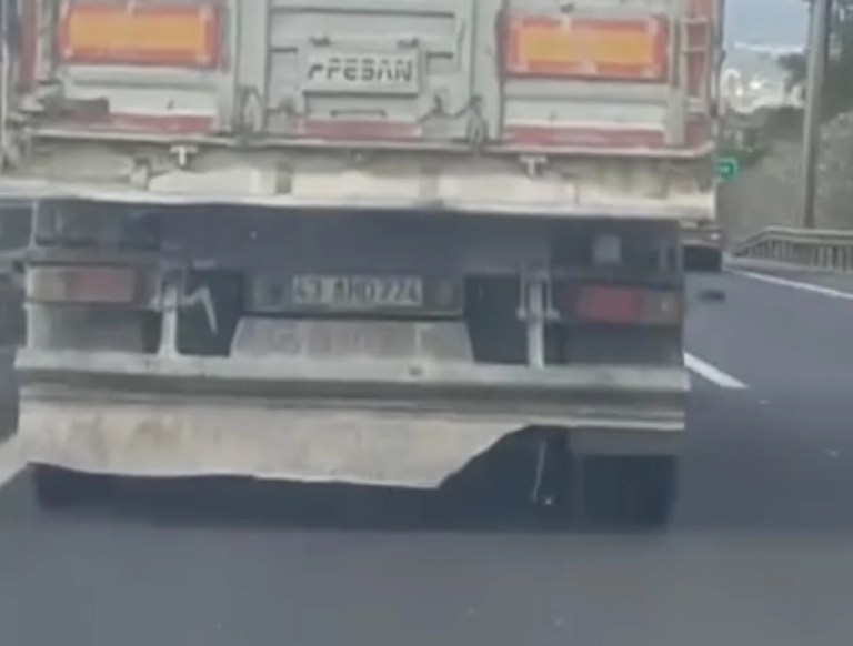 TEM’de tırdan saçılan mıcır araçları parçaladı!