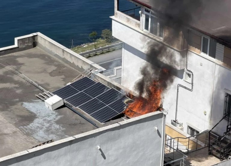Güneş enerjisi sistemi alevlere teslim oldu!