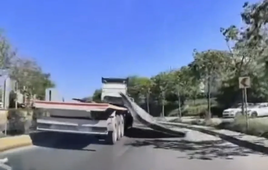 Tuzla’da tırdan dev parça yola savruldu!