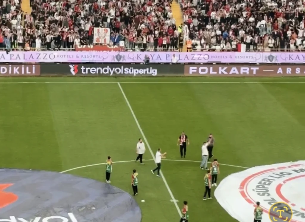 Enver Güler’den Antalyaspor tribünlerine üçlü