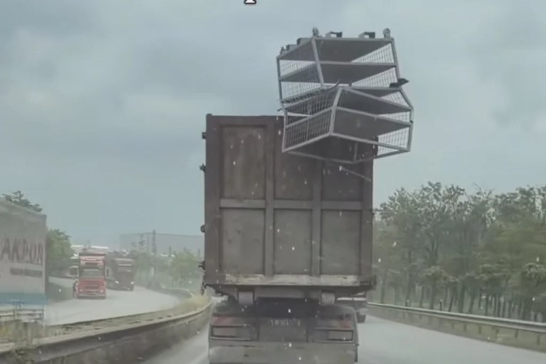 Gebze’de tehlikeli yük dehşet saçtı!