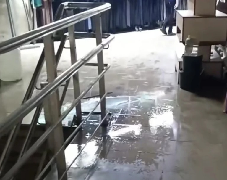 Karamürsel Belediyesi binasını su bastı