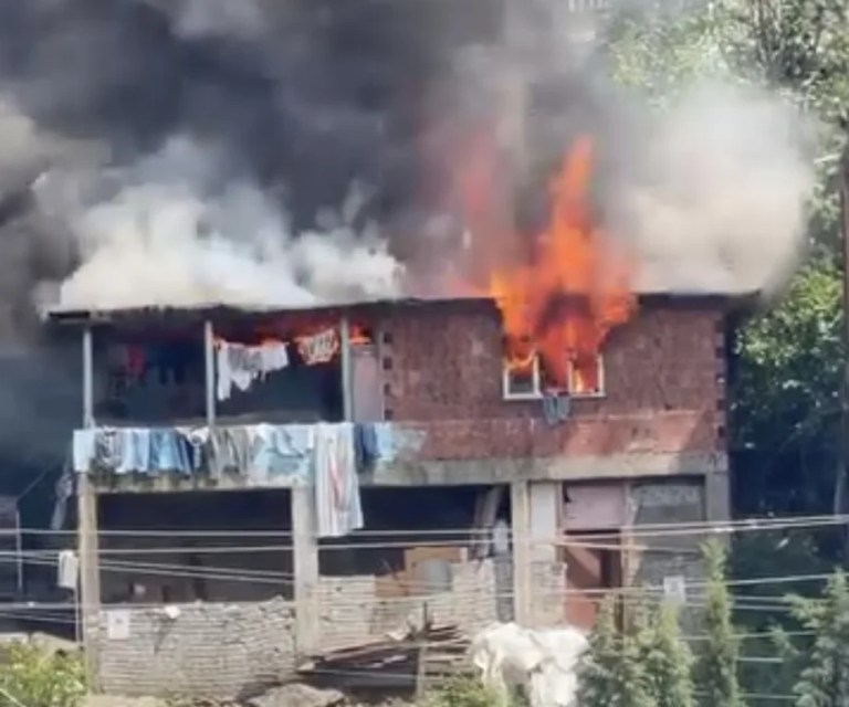 Dilovası’nda iki katlı ev yandı!