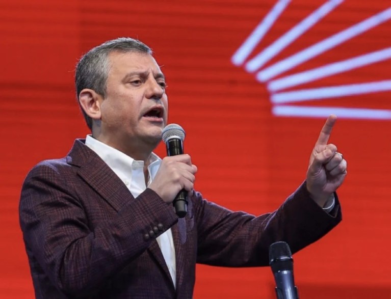 Özgür Özel: Parti binasında direniş başladı
