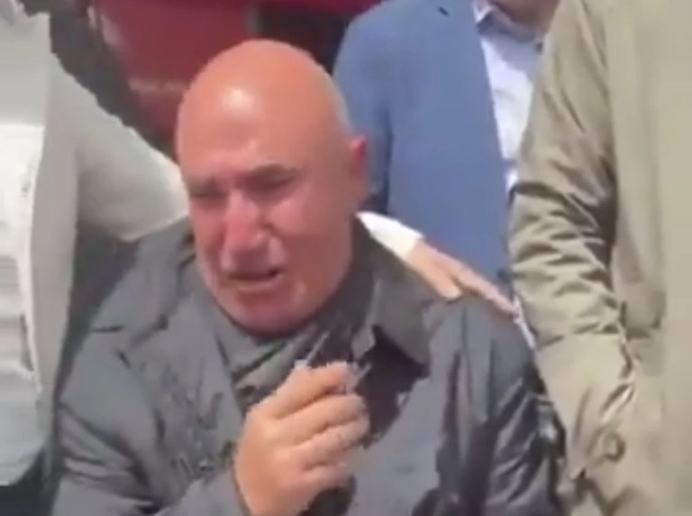 CHP binasında Mahmut Tanal gözyaşlarına boğuldu