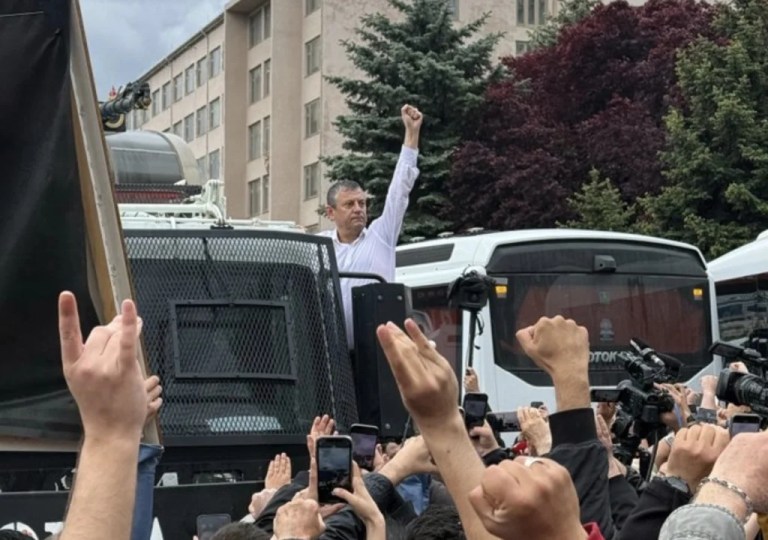 Özgür Özel CHP’den Meclis’e yürüyor