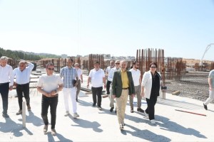 Başkan Çiftçi hastane inşaatını inceledi