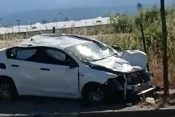 Dilovası’nda otomobil ağaçlara çarptı!