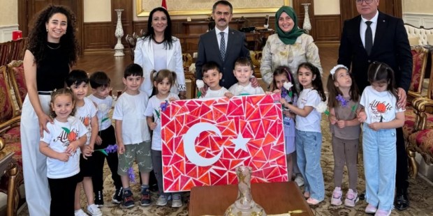 Minik öğrencilerden Vali Aktaş’a Babalar Günü ziyareti