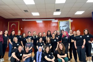 Kocaeli Maarif Halk Dansları Topluluğu sahnede