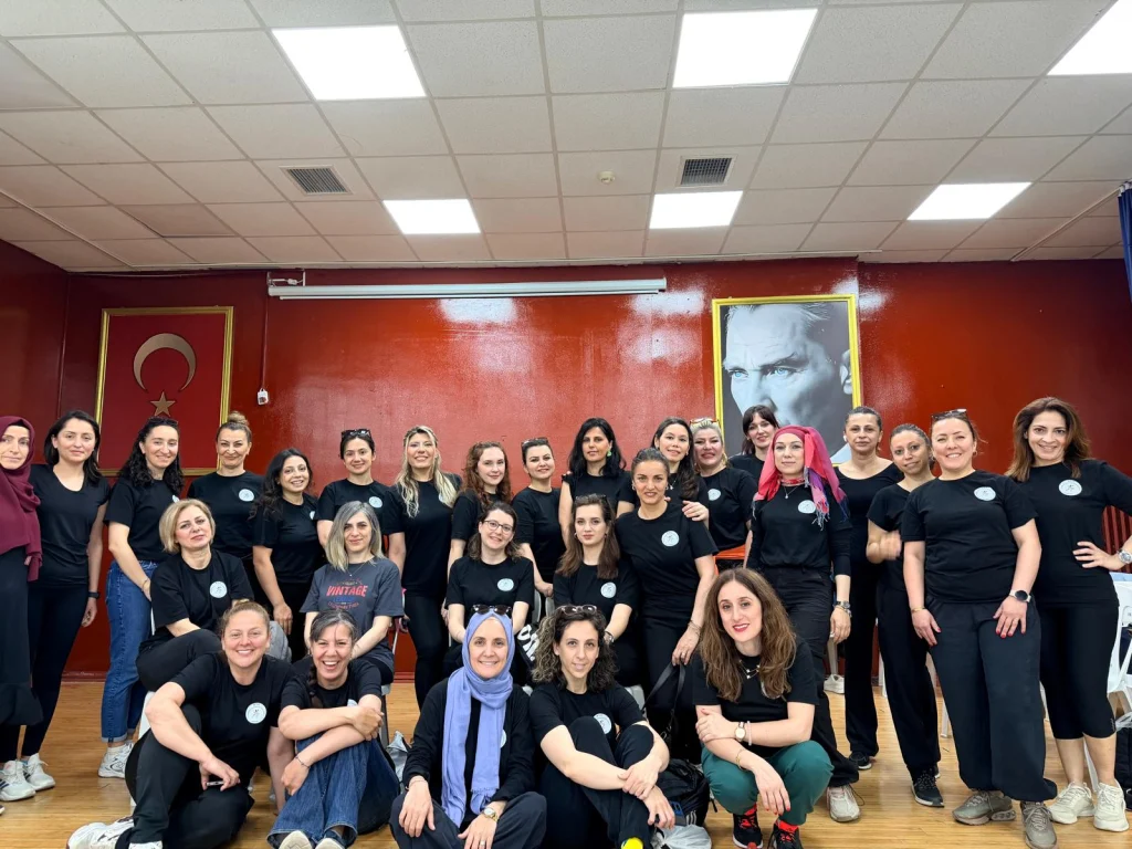 Kocaeli Maarif Halk Dansları Topluluğu sahnede