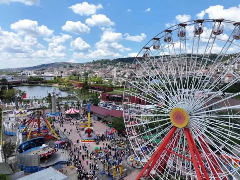 Karneval’da gençlere ücretsiz lunapark keyfi