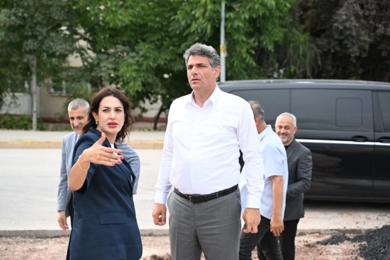 Kartepe’de asfalt mesaisi aralıksız sürüyor