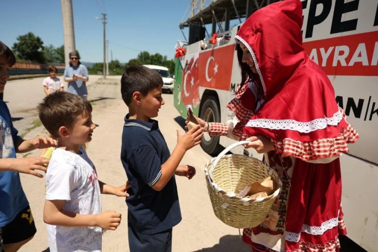 Kartepe’de bayram coşkusu mahallelere yayıldı