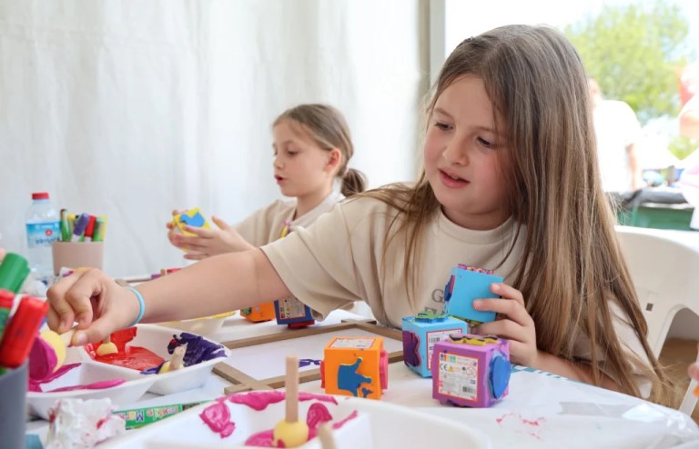 Minikler Karneval’da eğlenip öğreniyor