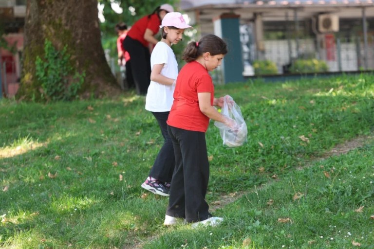Öğrencilerden örnek çevre temizliği