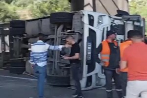 Tavşancıl rampasında tır devrildi!